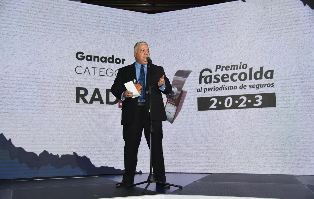 Óscar López Noguera, comunicador javeriano recibiendo el Premio Fasecolda al Periodismo de Seguros 2023. Óscar López Noguera, comunicador javeriano recibiendo el Premio Fasecolda al Periodismo de Seguros 2023.
