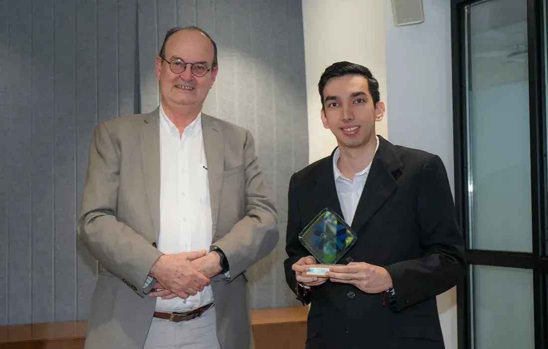 Vicente Durán Casas, SJ, rector de la Javeriana Cali, y Santiago Valencia, estudiante de Derecho