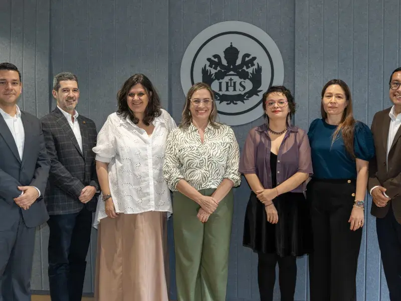 Foto oficial del acto de posesión: de izquierda a derecha, Pablo Rubén Vernaza, secretario general de la Seccional; Fabian Osorio Tinoco, decano de la Facultad de Ciencias Económicas y Administrativas; María Claudia Villegas, decana de la Facultad de Creación y Hábitat; María Consuelo Giraldo, directora del Departamento de Creación; Katerine Alejandra Duque, directora de la Maestría en Interculturalidad, Desarrollo y Paz Territorial; Isabel Cristina Quintero, directora de Posgrados Facultad de Ciencias Econ